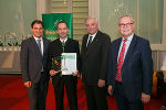 Wenigzell-Bgm. Herbert Berger (2.v.l.) nimmt den Preis von LH-Stv. Michael Schickhofer und LH Hermann Schützenhöfer sowie LT-Präs. a. D. Franz Majcen entgegen.