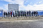 Spatenstich mit den Vorständen der KNAPP AG, Gerald Hofer und Franz Mathi, der Familie Knapp mit Aufsichtsrat Hofrat Herbert Knapp und Prof. Günter Knapp sowie zahlreichen Ehrengästen wie Landeshauptmann Hermann Schützenhöfer, Bezirkshauptmann Burkhard Thierrichter und Jakob Frey, Bürgermeister der Gemeinde Hart bei Graz, wie auch den planenden sowie ausführenden Partnerunternehmen.