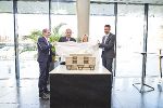 Die Knapp Vorstände Gerald Hofer (li) und Franz Mathi (re) enthüllen mit Nationalratsabgeordnete Verena Nussbaum, und Landeshauptmann Hermann Schützenhöfer das Gebäudemodell des neuen Innovationszentrums.
