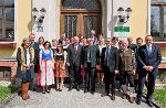 Verwaltung im Blickpunkt: LH Schützenhöfer mit den Mitarbeiterinnen und Mitarbeitern der politischen Expositur Gröbming.