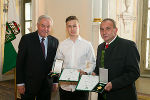 Landeshauptmann Hermann Schützenhöfer mit den beiden Lebensrettern Lukas Mergans und Alfred Müller aus Graz-Umgebung.