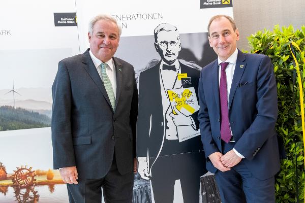 LH Hermann Schützenhöfer gratulierte RLB-Generaldirektor Martin Schaller zum runden Jubiläum ©      