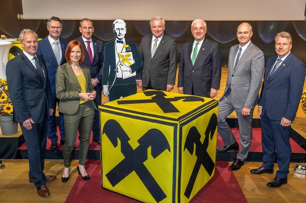 (Reihe v.l.)  RLB-Präsident Wilfried Thoma, Vorstand Rainer Stelzer, Generaldirektor Martin Schaller, Landeshauptmann Hermann Schützenhöfer, Raiffeisen-Generalanwalt Walter Rothensteiner, RBI-Vorstand Hannes Mösenbacher, RLB-Vorstand Matthias Heinrich, Moderatorin Christiane Wassertheurer (vorne links)  © Fotos: Riedler; bei Quellenangabe honorafrei