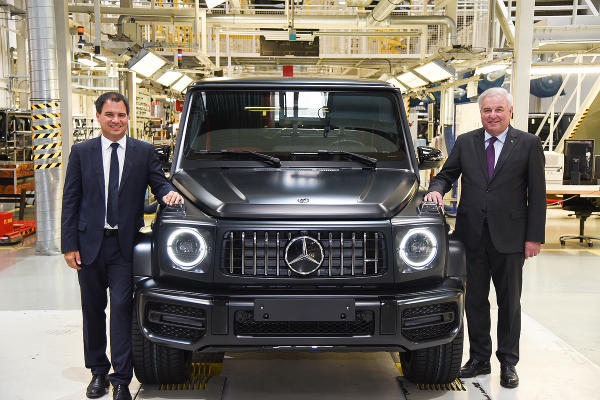 Landeshauptmann Hermann Schützenhöfer und Landeshauptmann-Stellvertreter Michael Schickhofer freuen sich über den Produktionsstart der neuen Mercedes Benz G-Klasse in Graz. ©      
