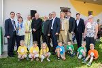 Landeshauptmann Hermann Schützenhöfer bei der Eröffnung des neuen Kindergartens in Grafendorf.