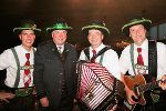 Landeshauptmann Hermann Schützenhöfer mit dem „Schneiderwirt-Trio“ bei den Feierlichkeiten in Bärnbach.