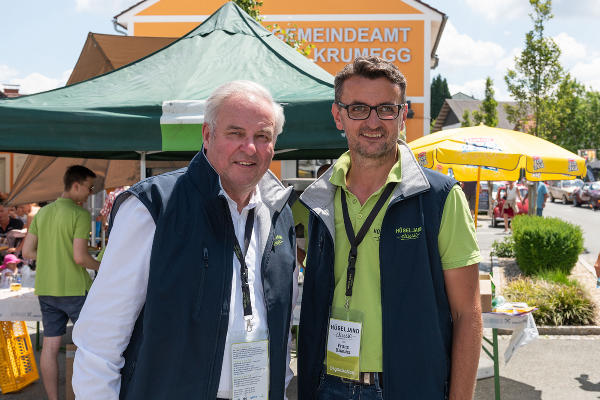 Präsident des Oldtimer Club Bgm. Franz Knauhs konnte Landeshauptmann Hermann Schützenhöfer bei der Hügelland-Classic begrüßen. ©      