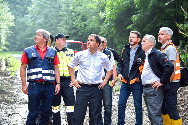 Gemeinsam mit Bezirkshauptmann Max Wiesenhofer (l.) machten sich Schickhofer und Seitinger ein Bild der Lage. ©      