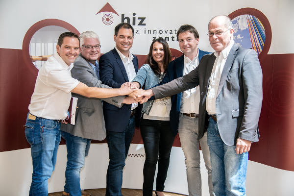 LH-Stv. Schickhofer mit der Geschäftsführung des Holzinnovationszentrums und der Pabst GmbH. © Bilder: Land Steiermark/Miksch; Verwendung bei Quellenangabe honorarfrei