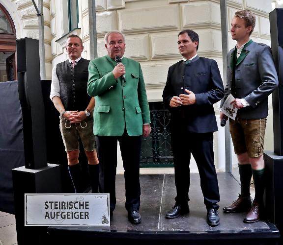 Volkskulturreferent LH Schützenhöfer konnte zigtausende Besucherinnen und Besucher zum Aufsteirern, u.a. LH-Stv. Schickhofer und Verteidigungsminister Kunasek, begrüßen © Fotos: Oberländer; bei Quellenangabe honorarfrei