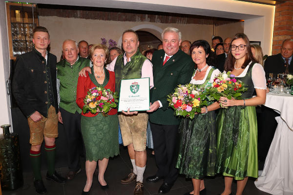 LH Hermann Schützenhöfer überreichte der Firma Hochstrasser das Steirische Landeswappen. © Foto: Firma Hochstrasser; bei Quellenangabe honorarfrei
