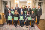 Herbert Maierhofer, Isabella Huber, Karla Hasiba, Eva Märzendorfer-Chen und Wan Jie Chen (vorne v.l.), LH Hermann Schützenhöfer, Rudolf Wilfinger, Josef Missethon, Robert Lotter, Nikolaus Habjan, Clemens Jaufer (Neffe Alt-LH Josef Krainer), Gerald Schöpfer und Klaus Poier, Vorstandsmitglied des Steirischen Gedenkwerks (v.l.) 