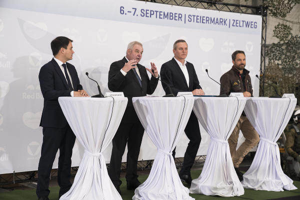 LH-Stv. Michael Schickhofer, LH Hermann Schützenhöfer, Verteidigungsminister Mario Kunasek, Chefpilot Flying Bulls Raimund Riedmann bei der Präsentation im AUA-Hangar. © steiermark.at/Streibl: honorarfrei bei Quellenangabe