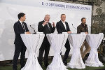 LH-Stv. Michael Schickhofer, LH Hermann Schützenhöfer, Verteidigungsminister Mario Kunasek, Chefpilot Flying Bulls Raimund Riedmann bei der Präsentation im AUA-Hangar.