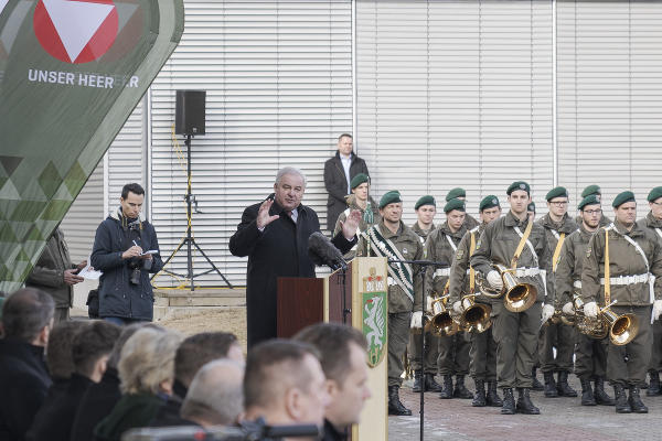 LH Hermann Schützenhöfer beim Festakt zur feierlichen Übergabe in der Kaserne Straß. ©      
