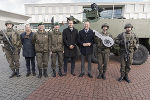 Bundesminister Mario Kunasek mit den Vertretern des Bundesheeres und der Erzeugerfirma General Dynamics.