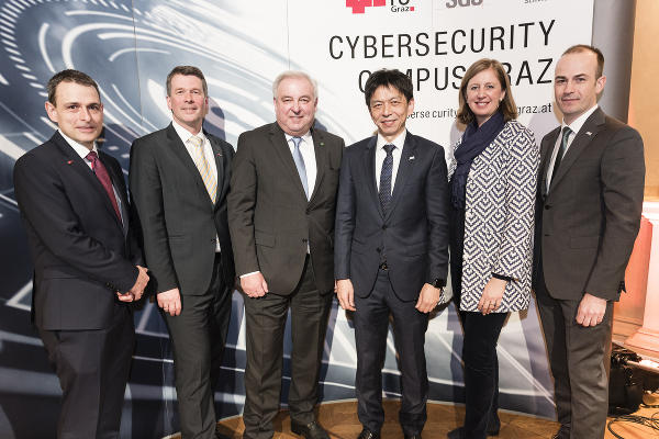 Stefan Mangard (Professor für IT Sicherheit, TU Graz), TU Graz-Vizerektor Horst Bischof, Landeshauptmann Hermann Schützenhöfer, SGS-CEO Frankie Ng, Landesrätin Barbara Eibinger-Miedl und Martin Schaffer (Global Head of Secure Products&Systems bei SGS) (v.l.) präsentierten gemeinsam die Details zum Cybersecurity Campus Graz. ©      