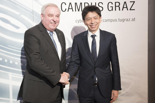 Landeshauptmann Hermann Schützenhöfer dankte SGS-CEO Frankie Ng für die Initiative und unterstrich den hohen Stellenwert der Kooperation. © steiermark.at/Streibl; bei Quellenangabe honorarfrei