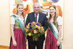 Im Vorfeld des Valentinstags waren auch die Hoheiten der Steirischen Blumenstraße in der Grazer Burg: Blumenkönigin Helena Schneeberger, LH Schützenhöfer, Blumenprinzessin Kathrin Karelly (v.l.)