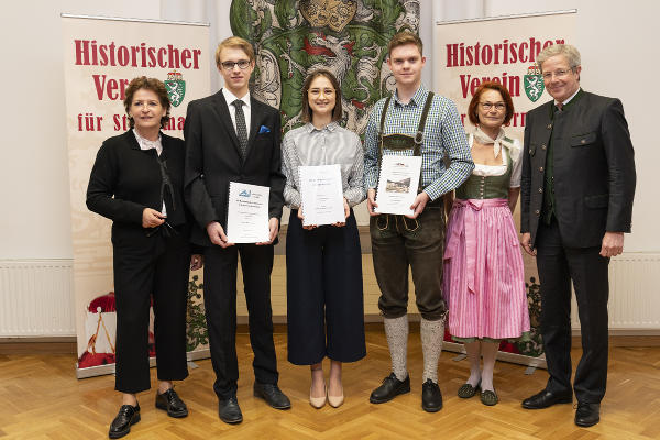LR Ursula Lackner, Daniel Wimmer (BORG Eisenerz), Hannah Rossmann (BORG Deutschlandsberg), (Stefan Mischlinger (BRG Judenburg), Karin Thierrichter und Gernot Obersteiner bei der Überreichung der Tremel-Medaillen (v.l.)  © Fotos: steiermark.at/streibl; bei Quellenangabe honorarfrei