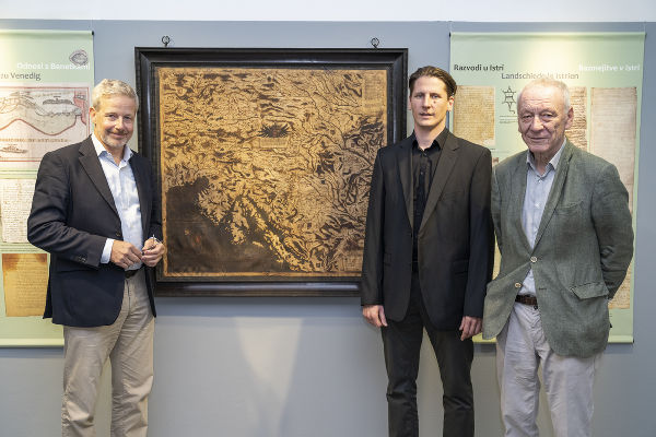 Archivdirektor Gernot Peter Obersteiner, Kurator Markus Leideck und Honorarkonsul Nikolaus Hermann (v.l.) eröffneten die Ysterreich-Ausstellung. © Bilder: steiermark.at/Streibl; Verwendung bei Quellenangabe honorarfrei