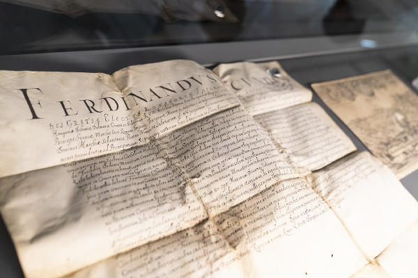 In der Ausstellung im Landesarchiv am Karmeliterplatz werden Schlüsseldokumente zur Geschichte der Region Ysterreich präsentiert. ©      