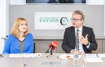 Gesundheits- und Pflegelandesrat Christopher Drexler wünscht der neuen PatientInnen- und Pflegeombudsfrau Michaela Wlattnig alles Gute für ihre neue Aufgabe. © Foto Fischer; bei Quellenangabe honorarfrei Gesundheits- und Pflegelandesrat Christopher Drexler wünscht der neuen PatientInnen- und Pflegeombudsfrau Michaela Wlattnig alles Gute für ihre neue Aufgabe.