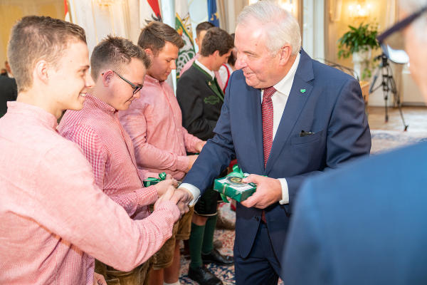 LH Hermann Schützenhöfer überreicht eine steirische Anerkennung an die Gewinnerinnen und Gewinner. © steiermark.at/Streibl: honorarfrei bei Quellenangabe