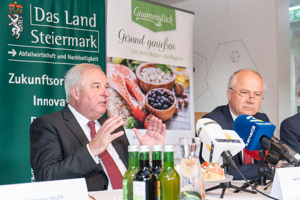 LH Hermann Schützenhöfer und Nachhaltigkeitslandesrat Johann Seitinger rufen zum bewussten Umgang mit Lebensmitteln auf. ©      