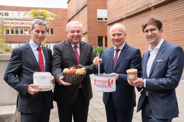 Sektionsleiter für Abfallwirtschaft Christian Holzer, LH Hermann Schützenhöfer, LR Johann Seitinger, Lorenz Reichel von Gaumenglück präsentieren steirische Aktionen zur Lebensmittelvermeidung. ©      