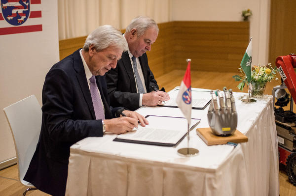 Schützenhöfer und Bouffier (v.r.) bei der Unterzeichnung der Absichtserklärung an der Technischen Universität Darmstadt. © Fotos: Pentamedia/Kalcher; bei Quellenangabe honorarfrei