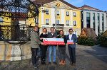 GR Siegfried Schausberger, Vize-Bgm. Susanne Kaltenegger, Bgm. Peter Koch, Heide Rothwangl-Heber (EnergieAgentur) und Stadtamtsdirektor Markus Hödl bei der Überreichung (v.l.) © Foto: Stadtgemeinde Bruck; bei Quellenangabe honorarfrei GR Siegfried Schausberger, Vize-Bgm. Susanne Kaltenegger, Bgm. Peter Koch, Heide Rothwangl-Heber (EnergieAgentur) und Stadtamtsdirektor Markus Hödl bei der Überreichung (v.l.)