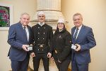 LH Hermann Schützenhöfer (l.) und LH-Stv. Anton Lang (r.) nahmen die Glückwünsche fürs neue Jahr von den Rauchfankehrerlehlingen Walter Pospischil und Tanja Siebenhofer entgegen. © Bilder: Land Steiermark/Foto Fischer; Verwendung bei Quellenangabe honorarfrei LH Hermann Schützenhöfer (l.) und LH-Stv. Anton Lang (r.) nahmen die Glückwünsche fürs neue Jahr von den Rauchfankehrerlehlingen Walter Pospischil und Tanja Siebenhofer entgegen.