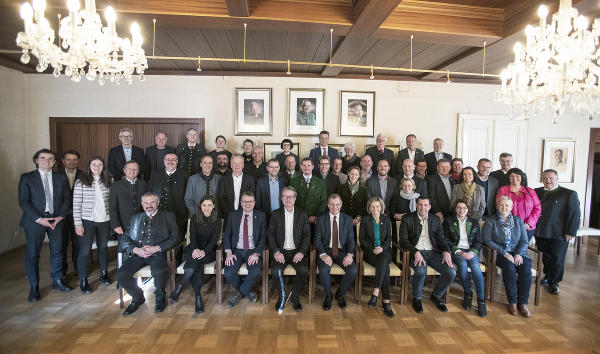 Die Teilnehmerinnen und Teilnehmer des Arbeitsgesprächs in Bad Ischl mit LR Christopher Drexler und LH Thomas Stelzer (vorne sitzend in der Mitte) sowie unter anderem den steirischen Bürgermeistern Franz Frosch, Klaus Neuper und Gerald Loitzl. ©      