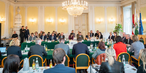 Neben den Mitgliedern der Landesregierung sind bei den Klimagesprächen auch die Klubobleute der Landtagsparteien, Vertreterinnen und Vertreter von Städte- und Gemeindebund, der zuständigen Landesverwaltungseinheiten sowie externe Expertinnen und Experten eingebunden. © Neben den Mitgliedern der Landesregierung sind bei den Klimagesprächen auch die Klubobleute der Landtagsparteien, Vertreterinnen und Vertreter von Städte- und Gemeindebund, der zuständigen Landesverwaltungseinheiten sowie externe Expertinnen und Experten eingebunden. ©