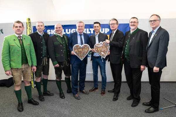 Gemeindevorstand Herbert Hansmann, Martin Hochrainer (OK), OK-Chef Christoph Prüller, Landeshauptmann-Stellvertreter Anton Lang, Mario Stecher, Sportlicher Leiter Skispringen und Nordische Kombination im ÖSV, Sportlandesrat Christopher Drexler, Bürgermeister Klaus Neuper und NAbg. Karl Schmidhofer, Präsident des steirischen Skiverbandes, (v.l.) bei der Präsentation des Programms für das Weltcup-Skifliegen am Kulm 2020. © steiermark.at/Streibl; Nutzung bei Quellenangabe honorarfrei