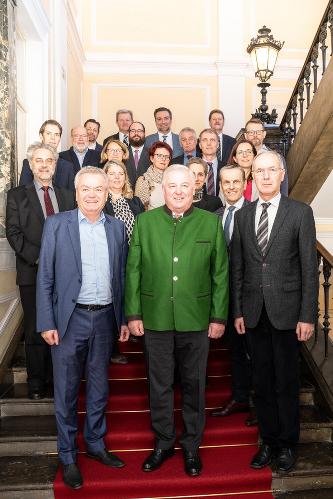 LH-Stv. Anton Lang, LH Hermann Schützenhöfer und Landesamtsdirektor Helmut Hirt (vorne v.l.) mit den Abteilungsleiterinnen und Abteilungsleitern. © steiermark.at/Streibl; bei Quellenangabe honorarfreie Nutzung