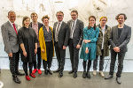 Wolfgang Muchitsch (UMJ), Marleen Leitner (studio ASYNCHROME), Michael Schitnig (studio ASYNCHROME), Evamaria Schaller, LR Christopher Drexler, Michael Haider (Leiter des Österreichischen Kulturforums New York), Eva Pichler (zweintopf), Josef Wurm, Roman Grabner (Kurator) bei der Eröffnung der Ausstellung „Die Freiheit wird eine Episode gewesen sein…“ in den Räumen des Österreichischen Kulturforums New York © davidplakkemedianyc