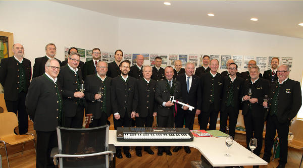 Landeshauptmann Hermann Schützenhöfer und Bürgermeister Martin Wratschko (5. und 6.v.r.) mit den Mitgliedern des Männergesangsvereins bei der feierlichen Eröffnung des neuen Probelokals. © Fotos: Fotostudio Resch; bei Quellenangabe honorarfrei