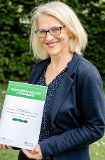 Gleichbehandlungsbeauftragte Sabine Schulze-Bauer mit ihrem aktuellen Tätigkeitsbericht © Foto: Bernd Schulze-Bauer; bei Quellenangabe honorarfrei Gleichbehandlungsbeauftragte Sabine Schulze-Bauer mit ihrem aktuellen Tätigkeitsbericht