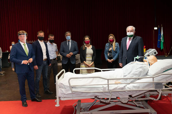 IV-Präsident Georg Knill, die beiden Vertreter der Firma HAGE, Med Uni-Rektor Hellmut Samonigg, Soziallandesrätin Doris Kampus, Gesundheitslandesrätin Juliane Bogner-Strauß und Landeshauptmann Hermann Schützenhöfer (v.l.) © Land Steiermark/Streibl; Nutzung bei Quellenangabe honorarfrei