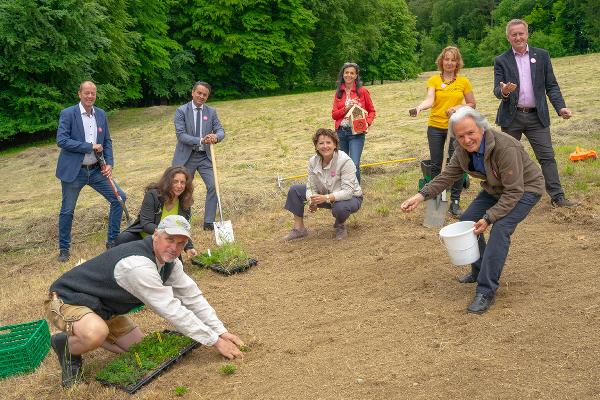 Markus Ehrenpaar (Geschäftsführer Naturschutzbund, vorne), Bürgermeister Robert Schmierdorfer (Albersdorf-Prebuch), Romana Ull (Vizepräsidentin Naturschutzbund), Franz Zenz (Leitung Fachabteilung 16), Landesrätin Ursula Lackner, Monika Lammer (Regionalleitung Straßenerhaltungsdienst), Christine Podlipnig (Projektkoordiniatorin Naturschutzbund), Johannes Gepp (Präsident Naturschutzbund), Vizebürgermeister Thomas Reiter (Gleisdorf) (v.l.) ©      