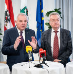 LH Hermann Schützenhöfer und LH-Stv. Anton Lang (v.l.) begrüßen die Grenzöffnungen. © Land Steiermark/Streibl; Verwendung bei Quellenangabe honorarfrei