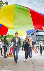 Stadtrat Kurt Hohensinner und Familienlandesrätin Juliane Bogner-Strauß bei der Präsentation des Sommer- und Ferienprogramms 2020.