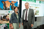Landeshauptmann-Stellvertreter Anton Lang und Tierschutzombudsfrau Barbara Fiala-Köck liegt der Tierschutz am Herzen. © Fotos: steiermark.at/Streibl; bei Quellenangabe honorarfrei Landeshauptmann-Stellvertreter Anton Lang und Tierschutzombudsfrau Barbara Fiala-Köck liegt der Tierschutz am Herzen.