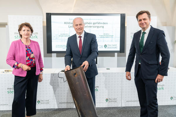 Landesrätin Ursula Lackner, Landesrat Hans Seitinger und Joanneum Research LIFE-Direktor Franz Prettenthaler mit einem Frostofen zur Bekämpfung von Spätfrostschäden. ©      