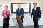Landesrätin Ursula Lackner, Landesrat Hans Seitinger und Joanneum Research LIFE-Direktor Franz Prettenthaler mit einem Frostofen zur Bekämpfung von Spätfrostschäden. ©      