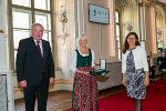 LH Hermann Schützenhöfer und LR Doris Kampus überreichten Erika Haring für ihre Verdienste um das Sensenwerk Deutschfeistritz das Große Ehrenzeichen des Landes Steiermark.