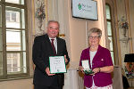 Renate Lechner bekam von LH Hermann Schützenhöfer für ihren Einsatz bei der Vinzenzgemeinschaft Hartberg das Goldene Ehrenzeichen überreicht. © Fotos: Land Steiermark; Foto Frankl; bei Quellenangabe honorarfrei Renate Lechner bekam von LH Hermann Schützenhöfer für ihren Einsatz bei der Vinzenzgemeinschaft Hartberg das Goldene Ehrenzeichen überreicht.