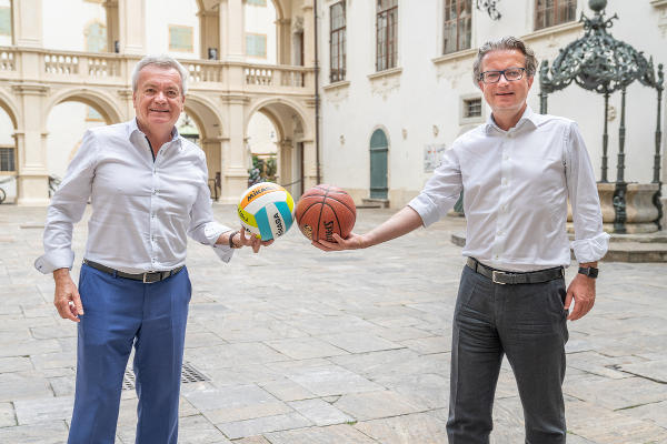 LH-Stv. Anton Lang (l.) und LR Christopher Drexler (r.) stellen zwei Millionen Euro für die steirischen Sportvereine zur Verfügung. © Bilder: Land Steiermark/Jesse Streibl; Verwendung bei Quellenangabe honorarfrei